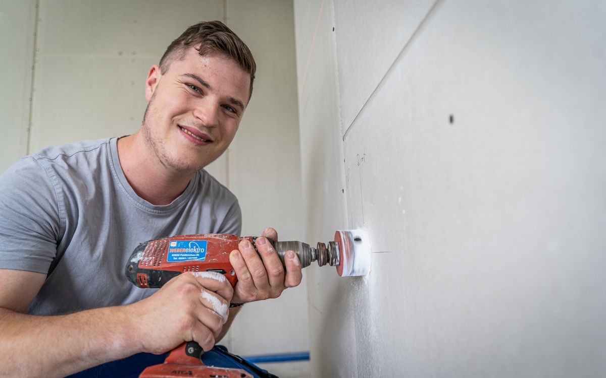 Elektroniker von Elektro Weber bei der Arbeit in Feldkirchen-Westerham