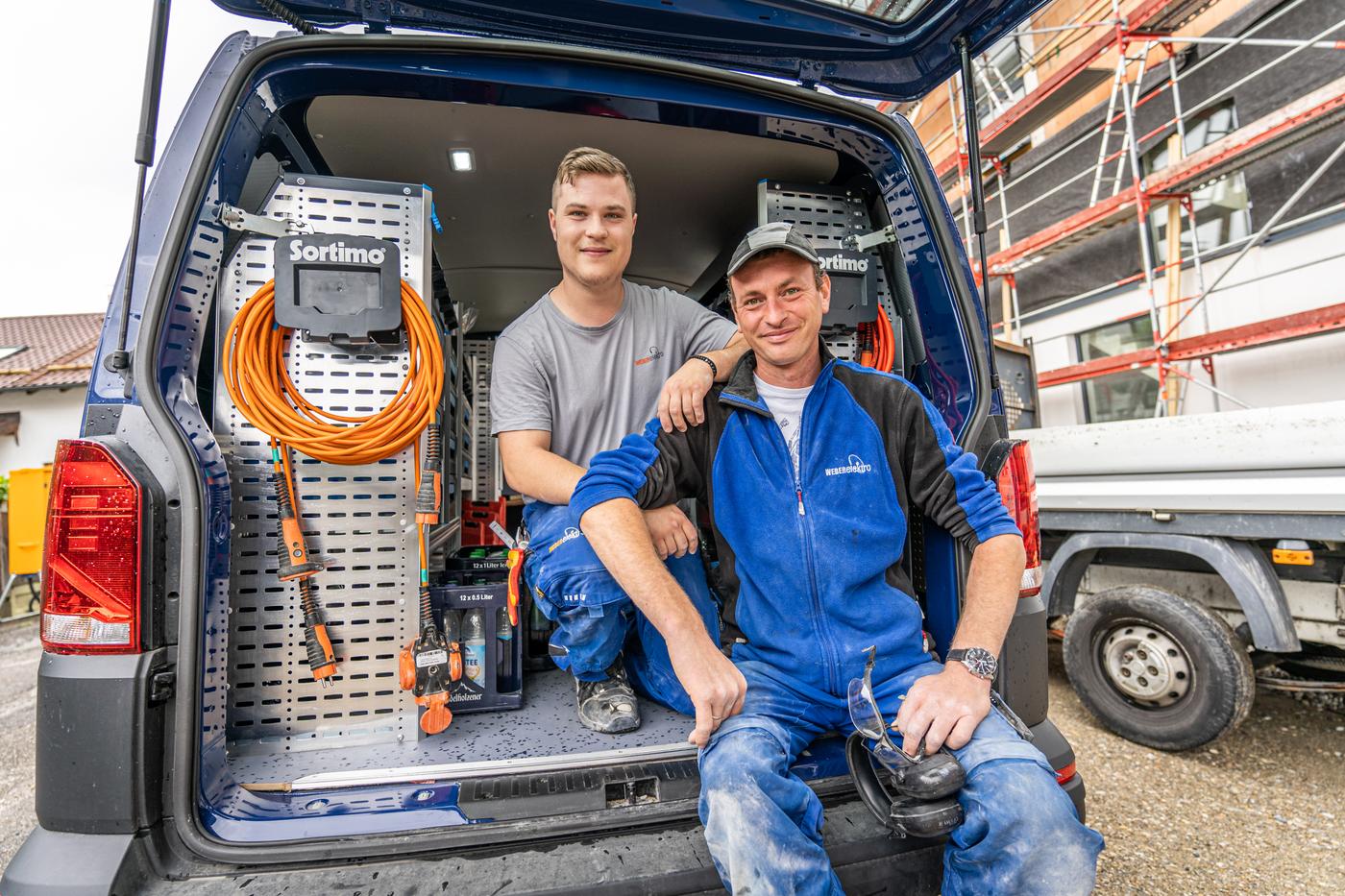Monteure von Elektro Weber am Firmen-Transporter